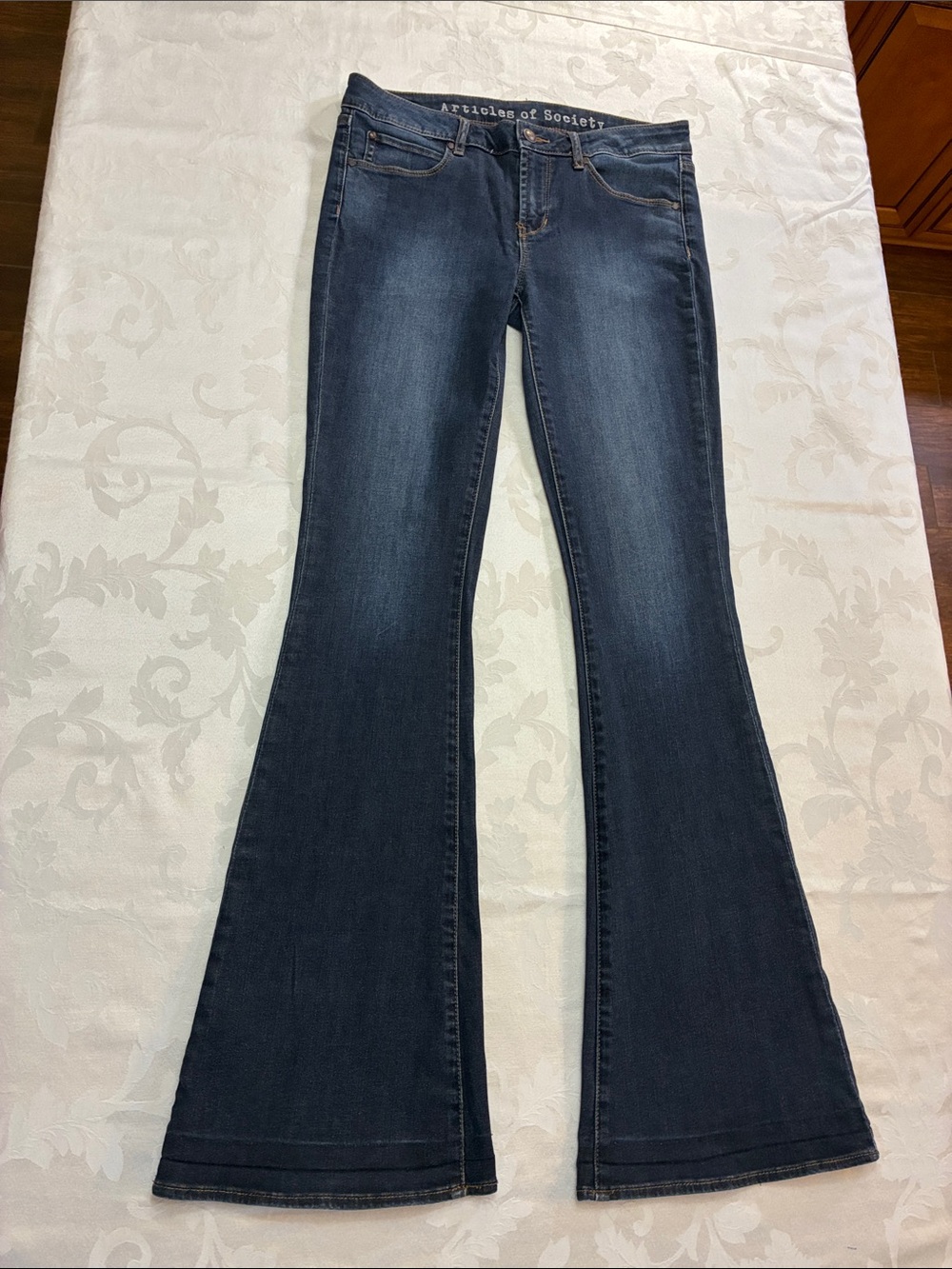 Women’s Articles Of Society Dark Blue Flared Jeans, W28, Inseam 33